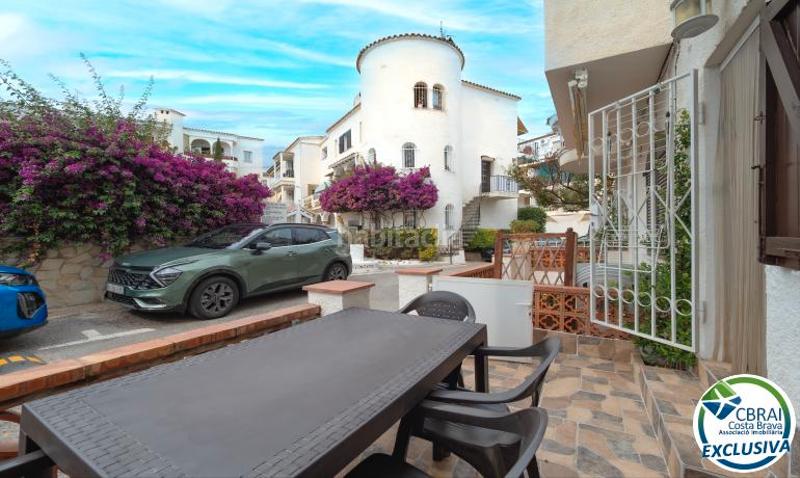 Foto a643907a-5bb3-46c9-8cbf-35d771e9cb4f. Piso en carrer poblat típic-gregal 3 apartamento de dos dormitorios, aparcamiento privado y licencia turística. en Empuriabrava