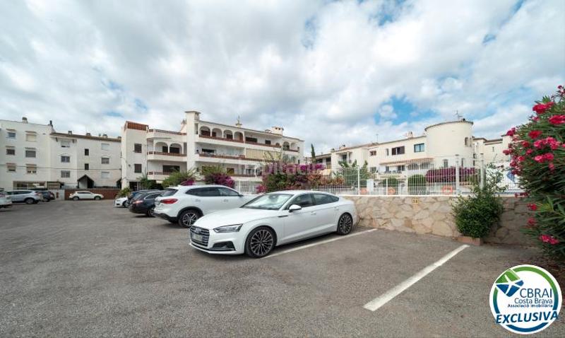Foto cb2fe1f7-a04c-4c5d-a1f3-3d2104f152c0. Piso en carrer poblat típic-gregal 3 apartamento de dos dormitorios, aparcamiento privado y licencia turística. en Empuriabrava