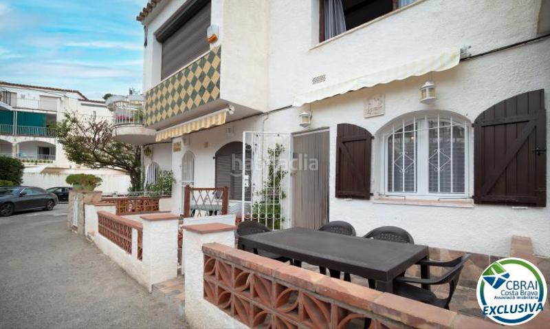 Foto f5897fbc-1b0e-4a3e-b820-c95971756c55. Piso en carrer poblat típic-gregal 3 apartamento de dos dormitorios, aparcamiento privado y licencia turística. en Empuriabrava