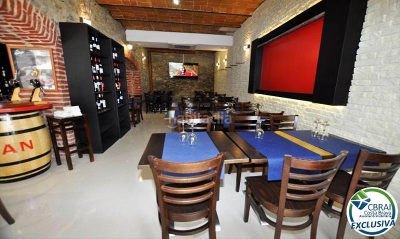 Foto 21c328bb-7444-428d-b6b5-f0298e2fd9d2. Local comercial a carrer joan badosa 24 bajos 24 a Roses