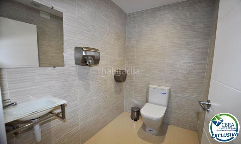 Foto 3cce70c0-5792-4bf6-b55a-c043744894bc. Local comercial a carrer joan badosa 24 bajos 24 a Roses