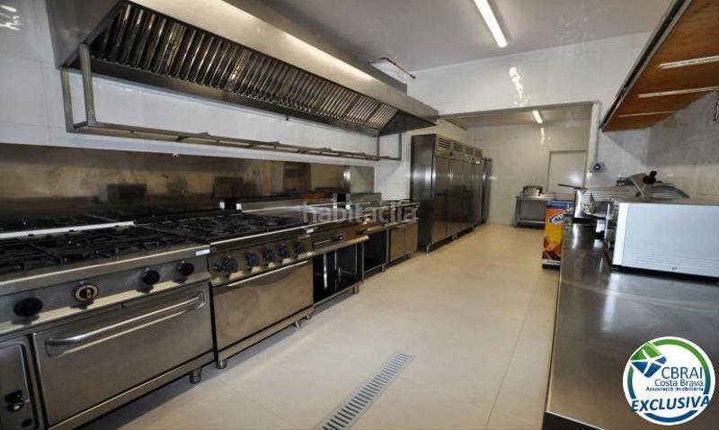 Foto 8cc9cad0-0589-4dba-8ac2-366473a8fb90. Local comercial a carrer joan badosa 24 bajos 24 a Roses