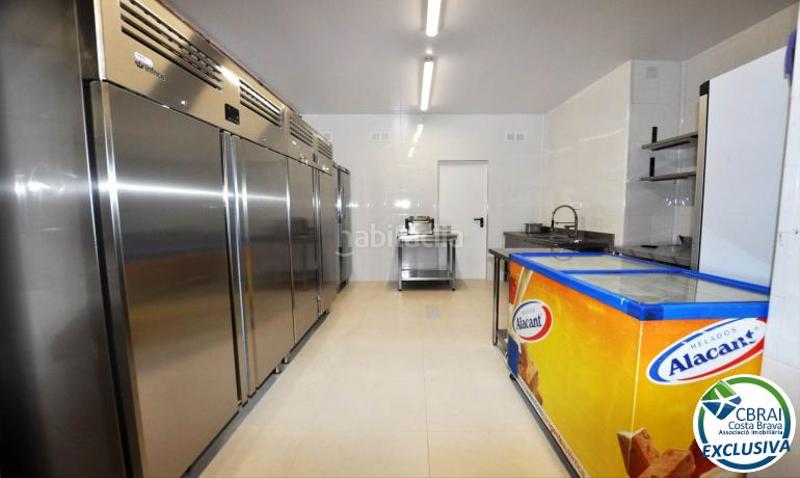 Foto 955b68b9-7a26-4346-8197-7f298c0acdfb. Local comercial a carrer joan badosa 24 bajos 24 a Roses