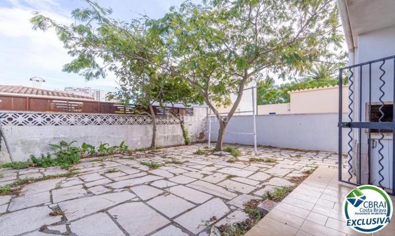 Foto 3c333a38-db24-4020-8c67-1b59b0a421f0. Casa a carrer Montgrí 30 b 30 a Montgrí Empuriabrava