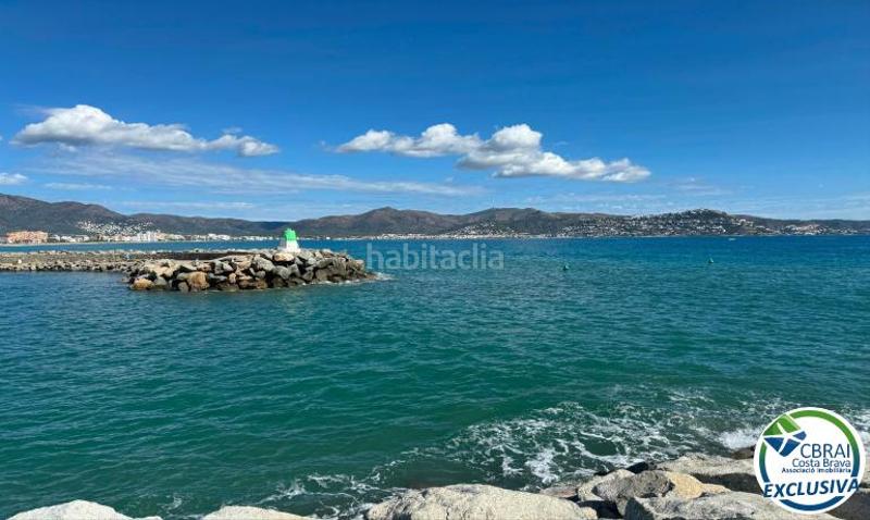 Foto 4d27b5f5-e230-4486-95fb-69f795bcbd45. Casa a carrer Montgrí 30 b 30 a Montgrí Empuriabrava