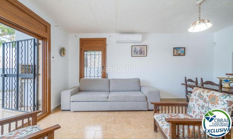 Foto 4fea17a5-adb4-4a35-9eb3-a647c3b2b25e. Casa a carrer Montgrí 30 b 30 a Montgrí Empuriabrava