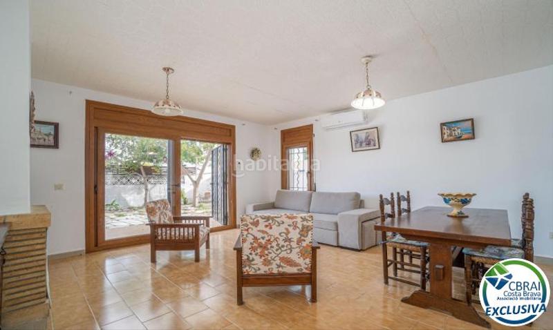 Foto b8896c5e-231c-4157-950d-49bdf9c6aa41. Casa a carrer Montgrí 30 b 30 a Montgrí Empuriabrava