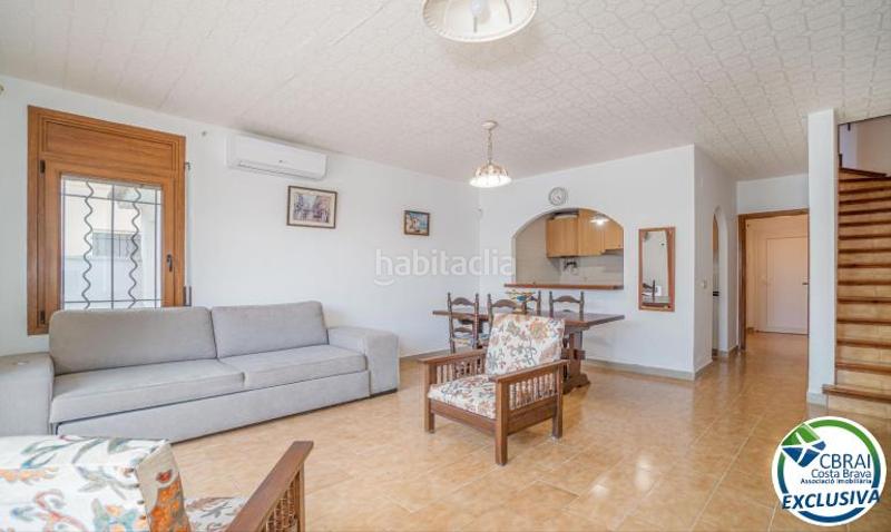 Foto eef8a9dd-9fb0-4950-95f9-99ad8d416531. Casa a carrer Montgrí 30 b 30 a Montgrí Empuriabrava
