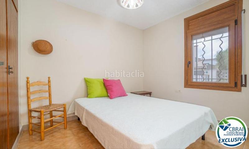 Foto eff86cab-bfe3-4c44-a6b8-b8ce3c8ce6c3. Casa a carrer Montgrí 30 b 30 a Montgrí Empuriabrava