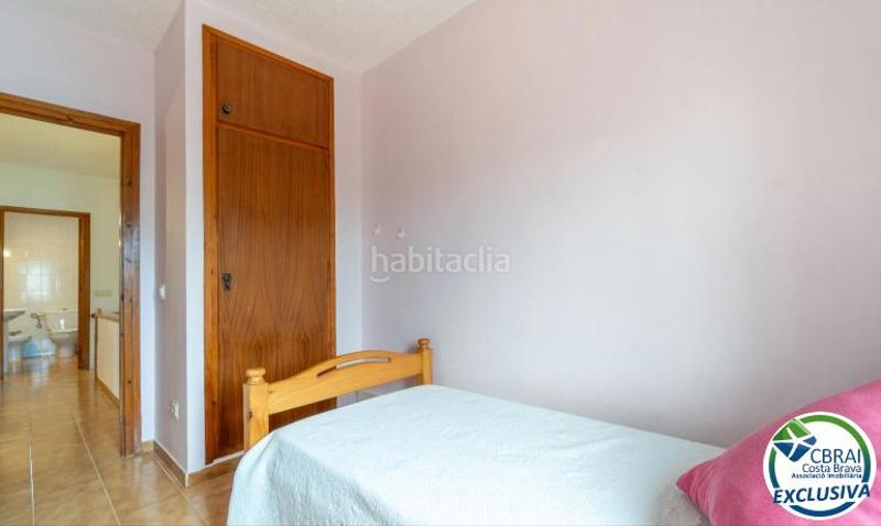 Foto fa287c96-4582-42f3-af10-b0f4a9ed412a. Casa a carrer Montgrí 30 b 30 a Montgrí Empuriabrava