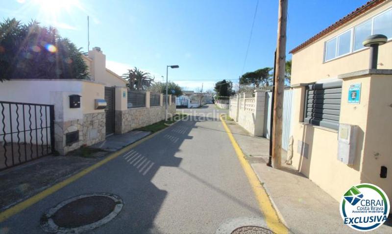 Foto fed41e81-8a05-4f44-881e-6120a673b16a. Casa a carrer Montgrí 30 b 30 a Montgrí Empuriabrava