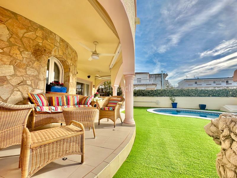 Foto 3fd9aa41-8b3d-4a73-b502-ae794d494964. Casa en carrer de sant morí casa en venta girona en Empuriabrava