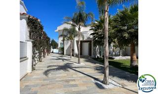 Maison à Cap Ras - Creus - Falconera. Casa en venta en empuriabrava girona