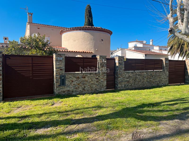 Foto 5d4bd48c-5f38-4386-86b1-cb491b14a609. Casa en carrer llobregat casa en venta girona en Empuriabrava