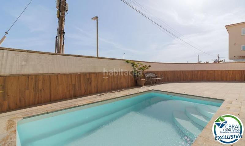 Foto 3a2acb58-ce54-4805-8f7e-8783243a700a. Casa en sector puigmal a 510 1 510 casa en venta girona en Empuriabrava