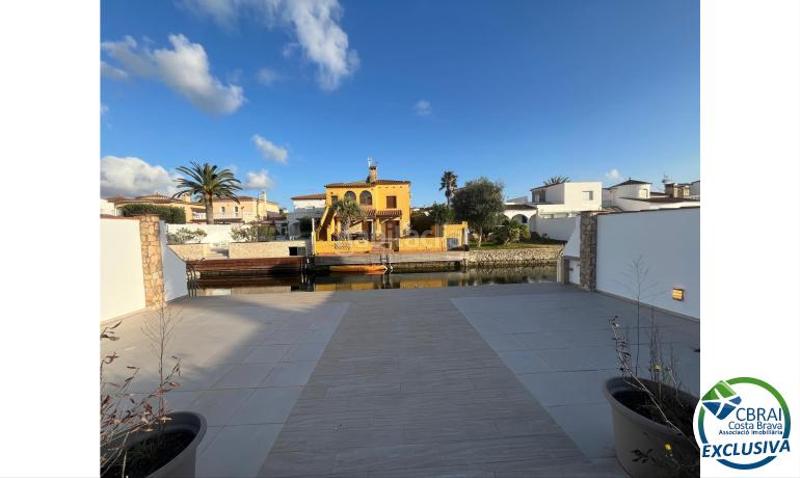 Foto 385b4454-4f2e-4186-b3f5-b0ebbbcc781c. Casa en sector falconera 35 35 casa en venta girona en Empuriabrava