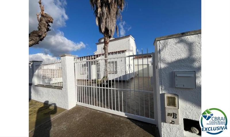 Foto b0d1b87a-d8ab-4a22-a8c5-f38d542fcfbb. Casa en sector falconera 35 35 casa en venta girona en Empuriabrava