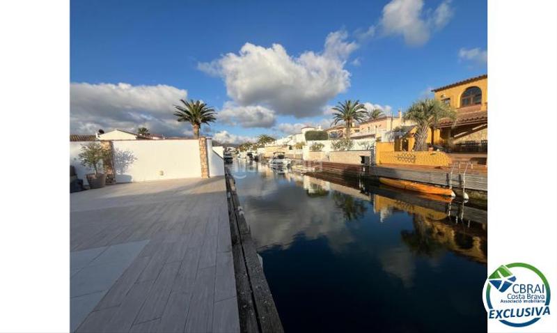 Foto dc81affe-a104-4b60-bc23-1427b11b2942. Casa en sector falconera 35 35 casa en venta girona en Empuriabrava