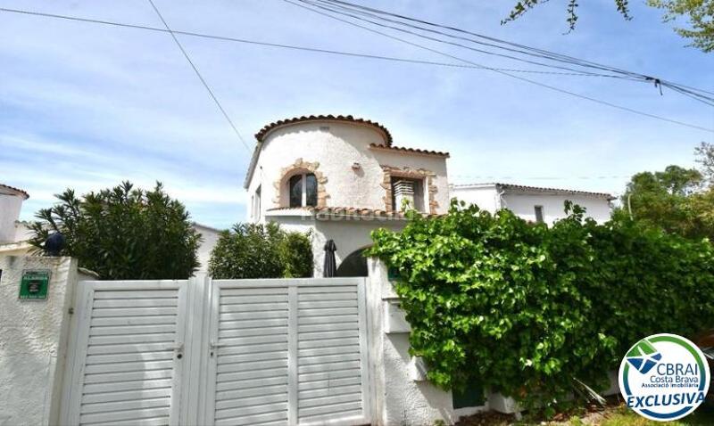Foto 4a0e1352-396b-4653-9b38-fbda0f082984. Casa en carrer llobregat 54 d 54 casa en venta girona en Empuriabrava