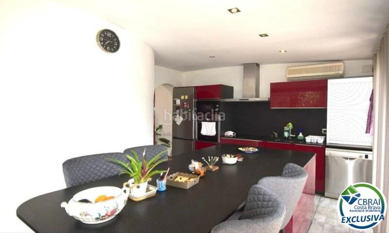 Foto bdea5c10-460b-4159-879c-e42394867b39. Casa en carrer llobregat 54 d 54 casa en venta girona en Empuriabrava