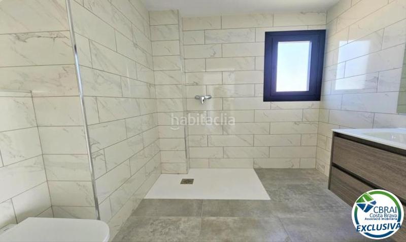 Foto bf50183a-55d5-44bf-8681-1dcd195efae5. Apartamento en calle punta llevant 12 4 2 12 apartamento en venta girona en Roses