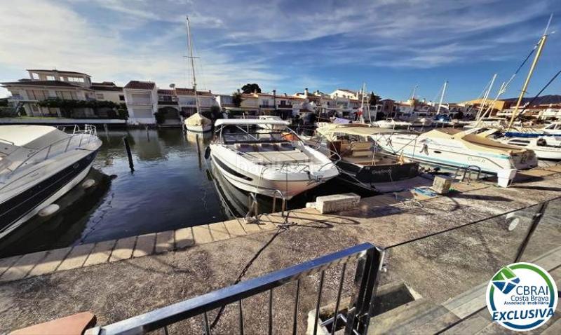 Foto 5a21dfee-0be3-4d06-a5ba-941e393bafaa. Casa a carrer port argonautes 5 5 a Port Grec - Port Moxó Empuriabrava