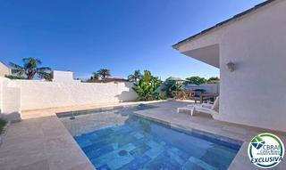 Maison à Sector alberes 37b 37. Casa en venta en empuriabrava girona