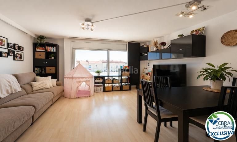 Foto 6f83254b-327c-456d-bf63-594e28710f8f. Apartament amb calefacció a Centre Roses