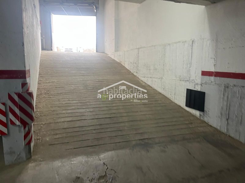 Foto 68c1c549-d280-4b17-a5a4-20ed28d2a1e6. Aparcament cotxe a calle valencia a Centre Roses
