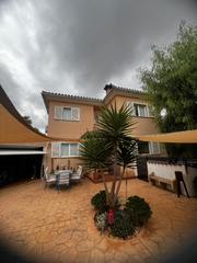 Reihenhaus in Badia Blava-Badia Gran-Tolleric. Pareado tipo unifamiliar con piscina privada y apartamento anexo