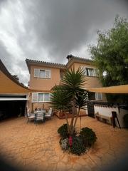 Casa adosada en Badia Blava-Badia Gran-Tolleric. Pareado tipo unifamiliar con piscina privada y apartamento anexo