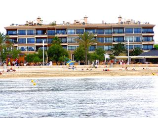 Rent Apartment in Illa de xipre 6. Planta baja en primera línea con terraza de 150m2