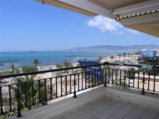 Rent Flat in Calle isla de xipre 6. Piso con terraza en primera línea de playa.