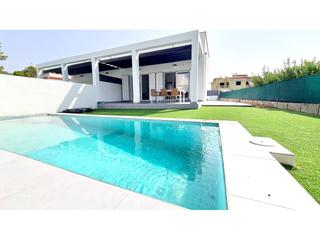 Doppelhaus in Badia Blava-Badia Gran-Tolleric. Chalet pareado con piscina a estrenar