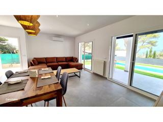 Casa aparellada a Badia Blava-Badia Gran-Tolleric. Chalet pareado con piscina a estrenar