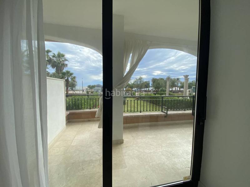 Foto e84e9a45-fd2a-47b1-994a-01f221c802ba. Alquiler apartamento planta baja con jardín en primera línea en Palma de Mallorca