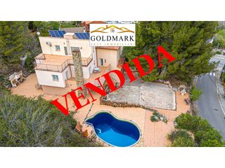 Casa a Calle rafael alberti 4. Casa unifamiliar en venta en corbera de llobregat