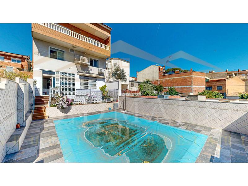 Foto 33033541-b6dc-4f9e-aed1-dfcf43cc7f2e. Casa adossada a lleó 28 a Ca n´Oriol Rubí