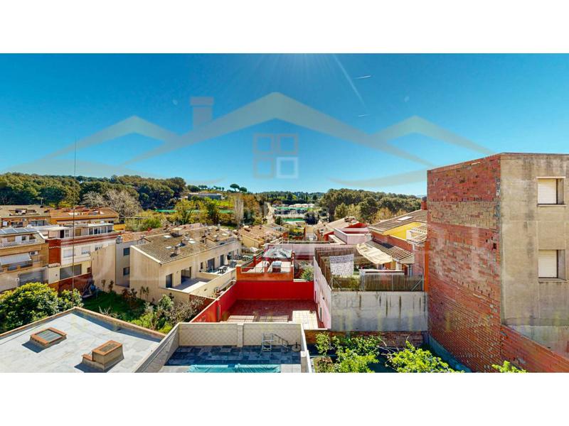 Foto 92717acd-91f0-4cbf-bcb6-4b0197350716. Casa adossada a lleó 28 a Ca n´Oriol Rubí