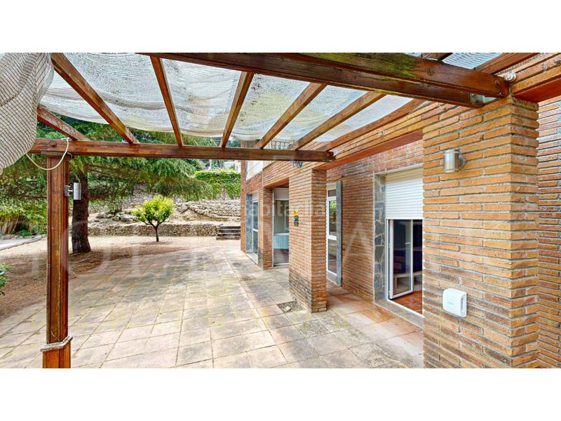 Foto ef6fdb8b-a56b-49c8-94c7-a29f7331a561. Casa a calle rafael alberti 18 a Corbera de Llobregat