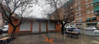 Local Comercial  Passatge marco polo. Local con 15m de fachada , dos entradas y muchísimo escaparate.