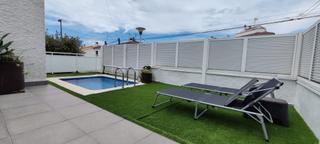 Maison jumelée à Coma-ruga Platja. Cantonera con piscina privada
