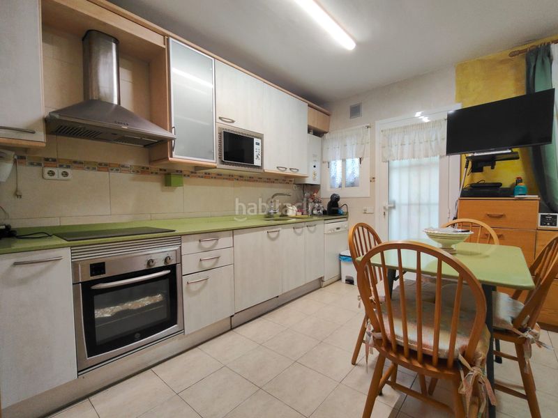 Foto 55e0a274-f2fc-46ae-854b-4ce337f4b35e. Casa adossada amb xemeneia calefacció aparcament a Cunit