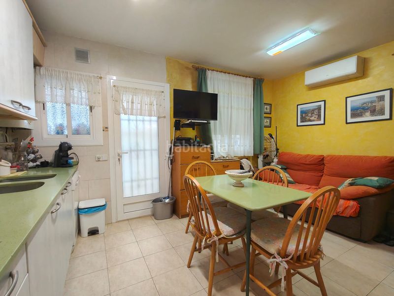 Foto d398a750-fbd1-4dc5-a087-060e509f1c45. Casa adossada amb xemeneia calefacció aparcament a Cunit