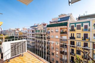 Appartement  Carrer rocafort. Piso luminoso con balcón para entrar a vivir en la nova esquerra