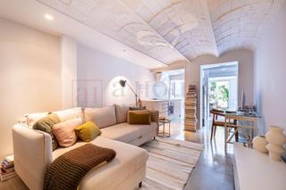 Duplex à Sagrada Família. Bajo tipo duplex reformado con jardin exterior sin cedula de hab