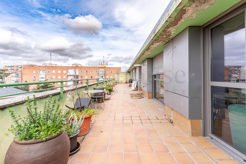 Foto 80fb4112-3502-44ba-a0ce-93f358432b8e. Ático  con excelente ubicación y gran terraza en zona las ventas en Madrid