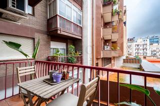 Etagenwohnung  Calle valencia. Piso luminoso y reformado con balcón