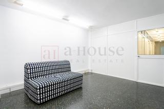 Local Comercial a La Nova Esquerra de l´Eixample. Local con posibilidad de cambio de uso y excelente ubicacion en