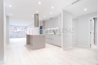 Appartement  Gran via de carles iii. Piso recién reformado en el barrio de la maternitat i sant ramón